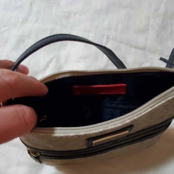 Tommy Hilfiger cream crossbody bag - Picture 3 of 5